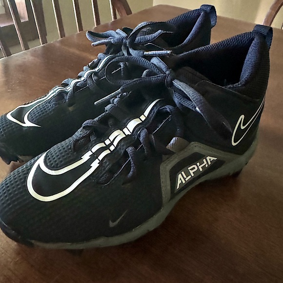 Youth Size 2 Nike Cleats - Picture 1 of 2
